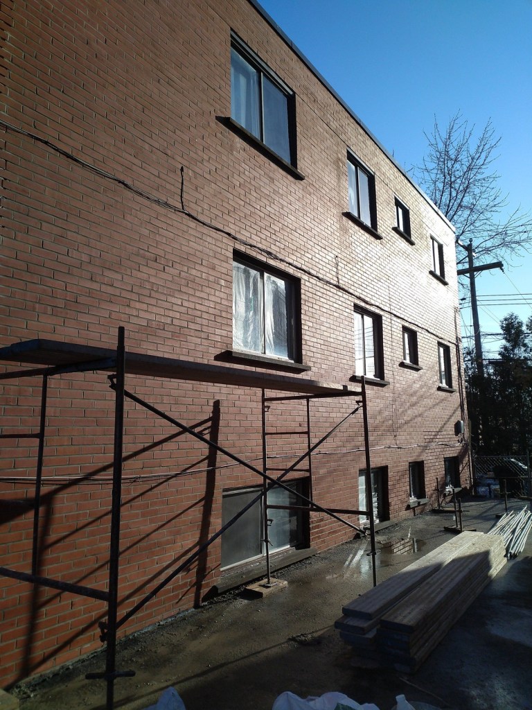 Rejointoiement d'un mur de brique